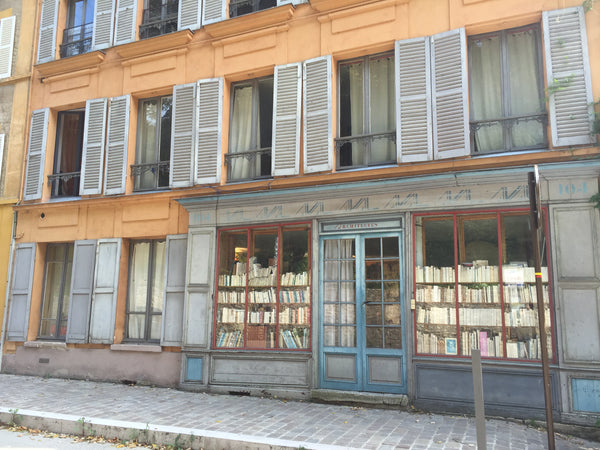 Ce petit studio de 20m2 est super dans un quartier animé de Paris, avec restaura  Cosy petit studio de passage Entire rental unit vacation rental 8838465