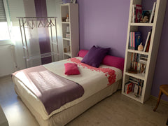 La chambre est très calme car elle donne sur une cour intérieure avec jardin. Le Lyon, France Chambre calme et lumineuse avec salle de bain. Private room in bed and breakfast vacation rental 24836958