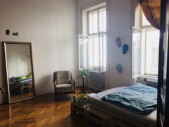 Es ist eine schöne Altbauwohnung mit so hohen Decken, dass man locker noch eine  Vienna, Austria Sommer in Wien - ein Altbautraum in 1090x25m2 Private room in rental unit vacation rental 37387518