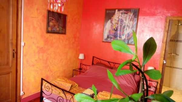 Chambre au rez-de-chaussée, ambiance marocaine avec : un lit double en 1m40, une Bordeaux, France Chambre avec douche italienne Private room in home vacation rental 6791959