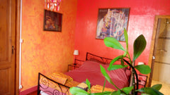 Chambre au rez-de-chaussée, ambiance marocaine avec : un lit double en 1m40, une Bordeaux, France Chambre avec douche italienne Private room in home vacation rental 6791959