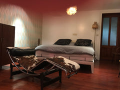 Jolie suite avec salle de bain privée située à Saint Gilles. Literie de très hau Brussels, Belgium Beautiful private room in the trendy St Gilles Private room in rental unit vacation rental 39381785
