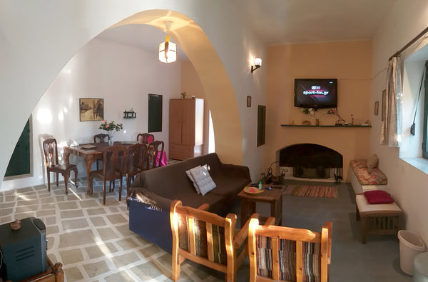 Quiet house with yard and firplace in the picturesque traditional village of Sit Athens, Greece Traditional house in Tourloti, Crete 