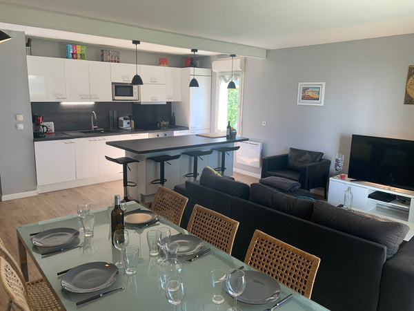 Joli appartement spacieux moderne.<br />Tout équipé, disposant de 2 chambre et u  Joli appartement spacieux avec cour extérieur Entire condo vacation rental 43145912