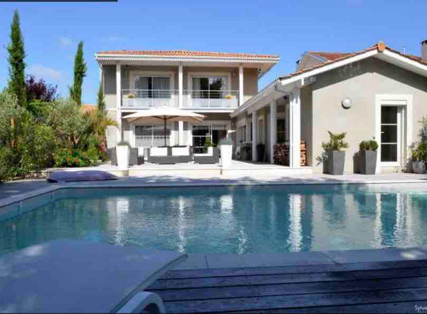 Villa contemporaine avec piscine chauffée située dans un quartier calme & réside Bordeaux, France Villa contemporaine entre vignobles et océan Entire villa vacation rental 34532013