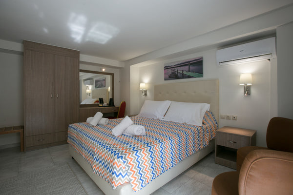 Featuring modern decor, this air-conditioned room offers free Wi-Fi, a TV and fr  Life Hotel Triple Room 
