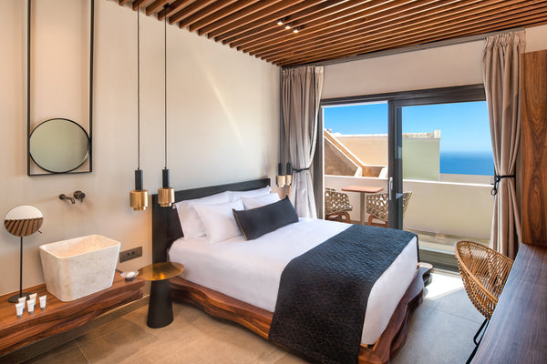 the DELUXE DOUBLE ROOM<br />is in the heart of fira city in a very quiet area.<b  DELUXE DOUBLE ROOM-center of fira Private room in bed and breakfast vacation rental 37207735