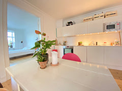 Centralt beliggende lejlighed med søudsigt fra soveværelset. Gennem de franske d Copenhagen, Denmark Lejlighed ved Dr. Louises bro med søudsigt Private room in condo vacation rental 627909504512388752