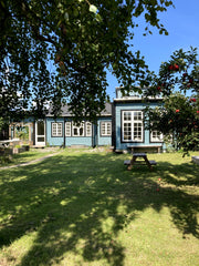 Stemningsfuldt og lyst træhus i hyggelig haveforening på Amager. <br /><br />Hus Copenhagen, Denmark Moderne og hyggeligt kolonihavehus i København Entire home vacation rental 54017655