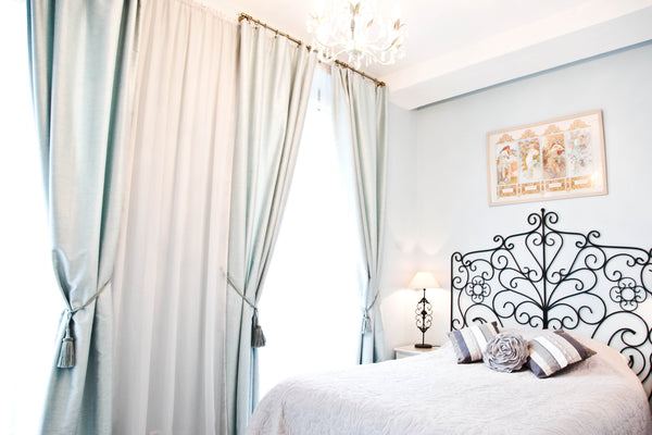 Bright and Classic One Bed. Apartment for up to 4 Guests. Located on the border  Paris, France Charming & Central with AC +Free Cruise Entire rental unit vacation rental 16546317