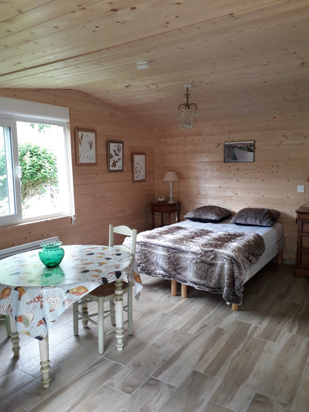 Petit chalet dans un quartier tranquille dans la nature, proche du centre de Gra  Au Bois Fleuri Entire chalet vacation rental 43464331