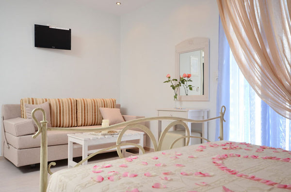 A beautifully decorated and spacious studio just 2 minutes from the beautiful sa Greece Blue Sky Studio close to the beach in Naxos Town Room in hotel vacation rental 12425414