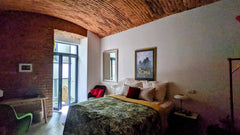   Charming vaults & king size bed Entire rental unit vacation rental 51738345
