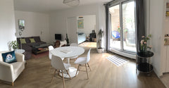 Newly renovated apartment with large balcony overlooking garden. Located in the  Paris, France Bright apartment with balcony Entire rental unit vacation rental 20420096