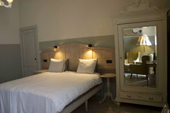 B&B Bed, Bad & Brood in mooi XXXL herenhuis in hartje stad doet oude tijden herl Antwerpen, Belgium B&B kamer in XXL herenhuis, hartje stad Private room in bed and breakfast vacation rental 27617809