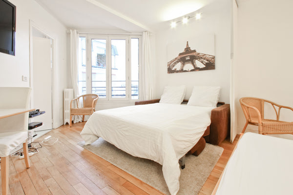 For Professionals and Students only minimum of 30 days and 10 month max.<br /><b Paris, France Eiffel Studio Entire rental unit vacation rental 860625
