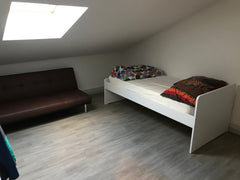 La chambre consiste en un lit une place, un clic-clac un peu usé et une commode, Lyon, France Chambre dans logement partagée  Quartier Gerland Private room in rental unit vacation rental 31469125