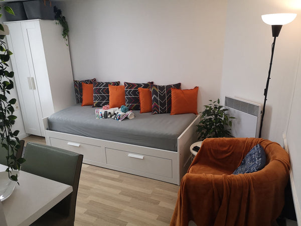 Petit studio rénové, au coeur de Bruxelles.  Lit Ikea qui se déplie pour que vou  Un petit joli studio au cœur de Bruxelles Entire rental unit vacation rental 610091913344236917