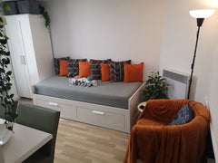 Petit studio rénové, au coeur de Bruxelles.  Lit Ikea qui se déplie pour que vou  Un petit joli studio au cœur de Bruxelles Entire rental unit vacation rental 610091913344236917