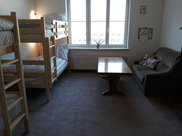 pokoj s palandami,  sedačkou, stolem a židlemi, věšákem na šaty. K dispozici led Czechia Pokoj s palandami Private room in rental unit vacation rental 30153742