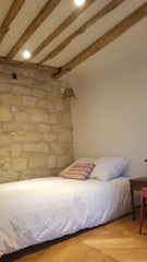 Nous pouvons vous accueillir dans notre appartement de charme typique du vieux P Île-de-France, France Charmante chambre cosy Notre Dame Private room in rental unit vacation rental 28486278