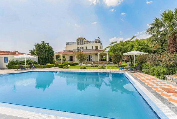 Greeted with an array of colours as you drive into the impressive villa grounds, Maidstone, United Kingdom 5 bed 3 bath, large pool, spacious grounds Entire villa vacation rental 42256746