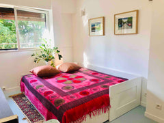 Ce studio de 22 m2 est relié par une porte à notre logement, la cloison est trai Paris, France STUDIO, 11°, parc de Belleville Private room in rental unit vacation rental 4154125
