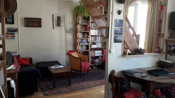 En bas, cuisine ouverte, salle de bain, WC et salon avec livres et musique. En h  Petit duplex chaleureux et calme Entire rental unit vacation rental 12880030