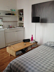 Charmant studio lumineux de 21m² bien agencé. Télévisions, meuble TV, table bass Paris, France Studio paris 17 Quartier Batignoles Entire rental unit vacation rental 9986681