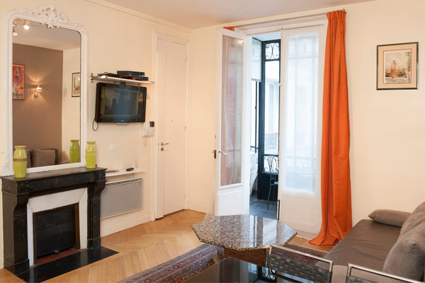 Next to the Champs Elysées Apple Store, Metro George V, Haussmann building,  3rd Paris, France Champs-Elysées Paris 6P,  2BR, 60 Sqm, Sunny  Calm Entire rental unit vacation rental 20218377
