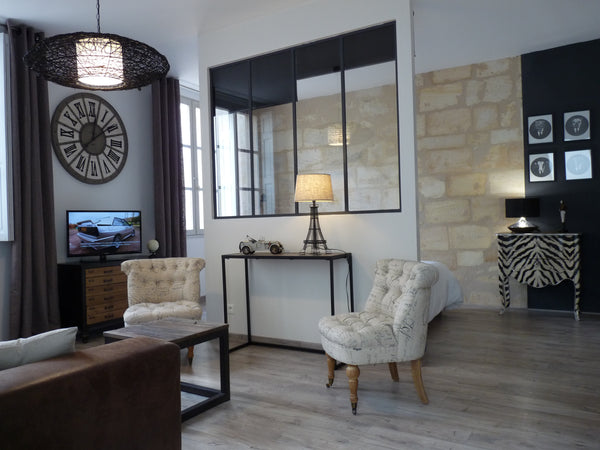 Grand studio de 37m2 au 3éme étage sans ascenseur d'un magnifique bâtiment du XV Bordeaux, France NOUVEAU au Coeur du Vieux Bordeaux Entire rental unit vacation rental 6588920