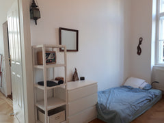 Nur für Frauen. Schönes Zimmer mit Abendsonne, Nähe Naschmarkt. <br /><br />Klei Vienna, Austria Hübsches helles, zentrales Zimmer! Nur für Frauen! Private room in rental unit vacation rental 607792278493363066