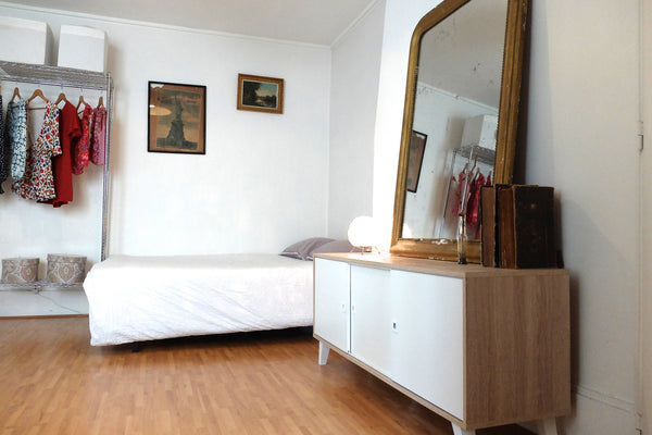 Comfortably fits 2 & is centrally located in Paris only 5mn walk from Voltaire,  Paris, France Cute appartement in the heart of Paris Entire rental unit vacation rental 6861541