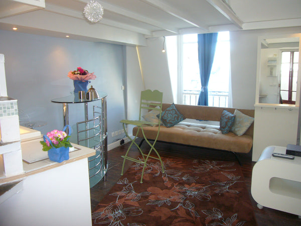 Studio dessiné par un designer. Central, Clair et Calme. Vue sur la tour Eiffel. Paris, France Studio duplex à St Germain des Pres Entire rental unit vacation rental 2486479