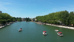 Grand appartement de 45m2 très lumineux et dans une cour au calme.<br />Au pied  Paris, France Grand 2 pièces lumineux sur le canal Entire rental unit vacation rental 8829277