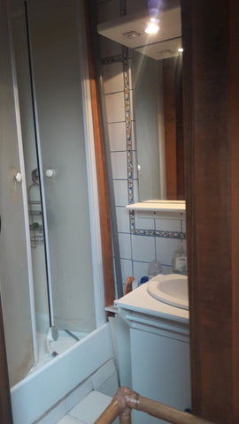 Appartement charmante sous-toiture. Elle a une chambre individuelle avec lit dou Paris, France Chambre + salle douche privée au centre de Paris. Private room in guest suite vacation rental 18497874