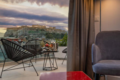 60 sq.m. - Modern decoration, fully soundproofed and airconditioned spacious sui GR Deluxe Suite with Acropolis view Room in hotel vacation rental 31039934