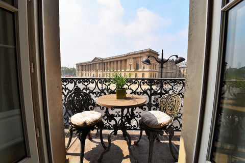 Amazing apartment in the heart of Paris with five windows and an amazing balcony Paris, France Stunning 1bedroom facing the Louvre Museum Entire rental unit vacation rental 11051271