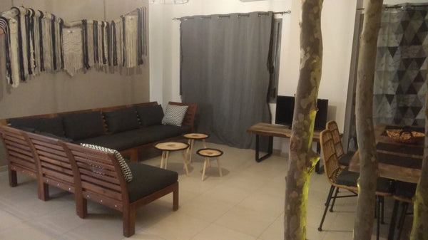 This apartment for 4 is located close to the sea and sits above the restaurant “  Chrisambelos - 