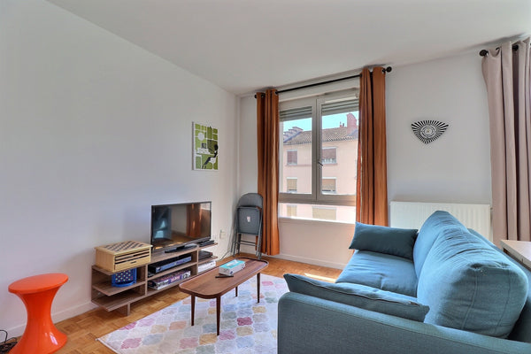 Studio de 34m2 entièrement rénové, situé au 7ème étage avec ascenseur.<br />Rési France Studio rénové de 34m2 à Hénon - Place de parking Entire rental unit vacation rental 53142466