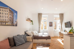 Nur wenige Minuten vom Wiener Hauptbahnhof entfernt bietet das Apartment eine se  Vienna Central Apartment Entire serviced apartment vacation rental 701310533434494779