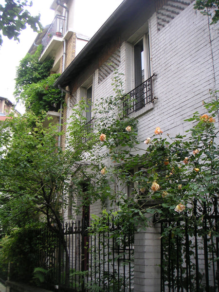 In a  private street , amazing in Paris, a luminous and comfortable room with ba Paris, France Paris center charming room in romantic house Private room in townhouse vacation rental 15190303