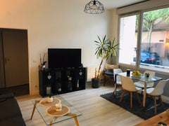 Appartement cosy et lumineux situé au RDC donnant sur une rue calme.<br />Il se  Lyon, France Appartement cosy à deux pas des transports Entire rental unit vacation rental 34153839