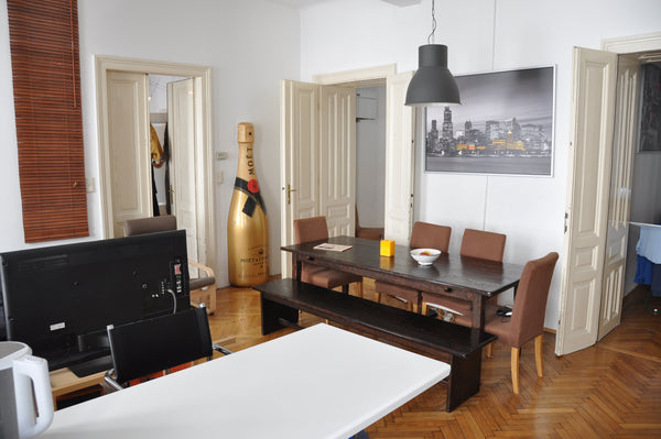 Live in a beautiful old building in the middle of the 8th district, just a few m Vienna, Austria Gemütliche Wohnung im Herzen Wiens Private room in rental unit vacation rental 8091946