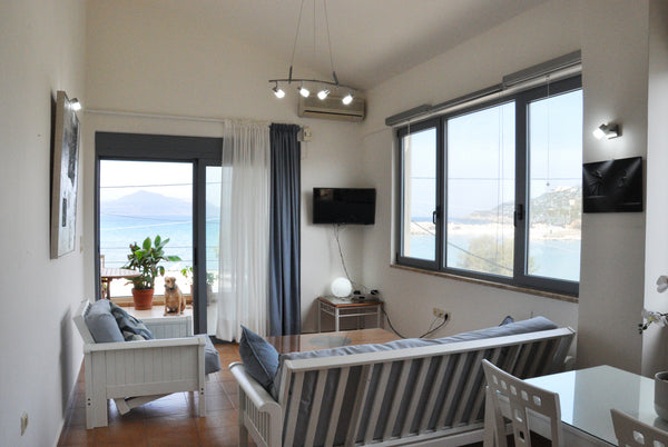 If you are looking for an apartment right across from the sea, the Emmanouela ap Chania, Greece Emmanouela apartment - cozy apartment by the sea Entire rental unit vacation rental 47545397