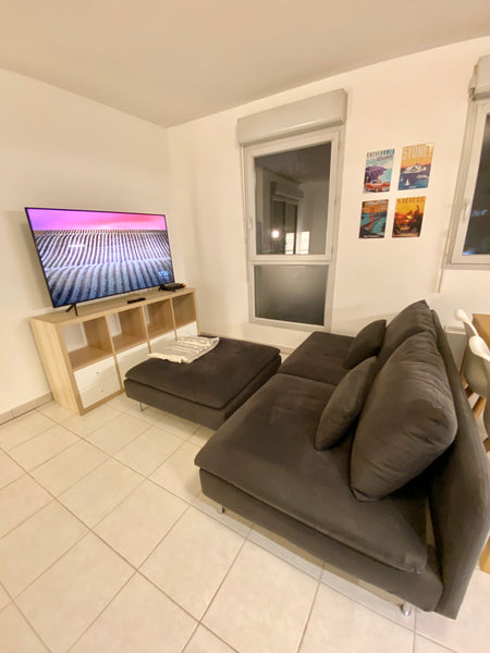 Very nice 50m2 apartment in a quiet and secure residence,<br /><br />Fully equip Villeurbanne, France Cosy et Lumineux / Avec Garage Sécurisé Entire condo vacation rental 730292839010983427