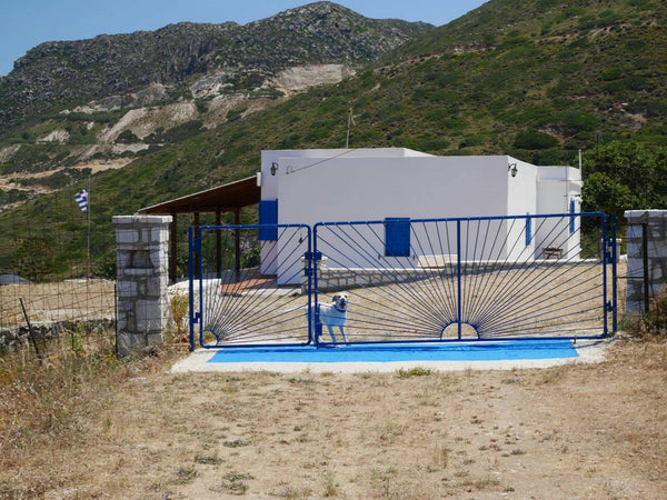 If you want a traditional and relaxing place to spend your vacations in Greece,   THE WHITE HOUSE Cycladic home vacation rental 39021691