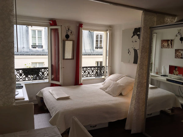 Our charming 1BD will be your perfect nest for your stay in Paris!<br />Lots of  Paris, France Sunny central studio near Montmartre Entire condo vacation rental 3207046
