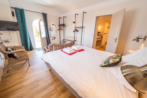 A seulement 2 kms du centre ville, et à côté du Centre Hospitalier Pellegrin (50  Chambre spacieuse, tout confort, SdB & WC privés E Private room in home vacation rental 45906749