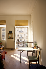 Ce logement a une vue du balcon sur la place de la Bourse, en plein cœur du cent Triel-sur-Seine, France Appartement ensoleillé en plein centre ville! Entire rental unit vacation rental 50620598